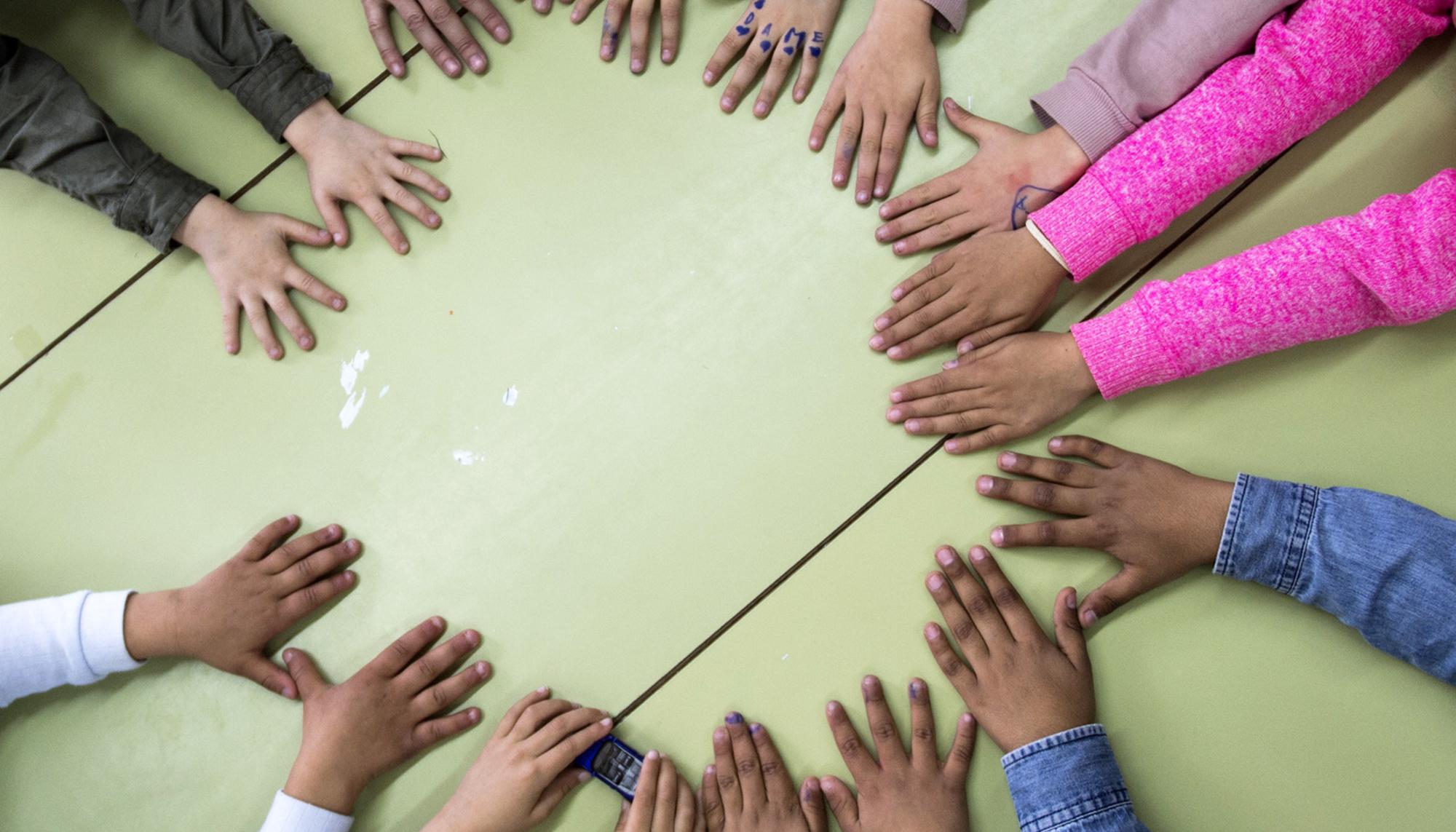 Educación, manos de niños y niñas